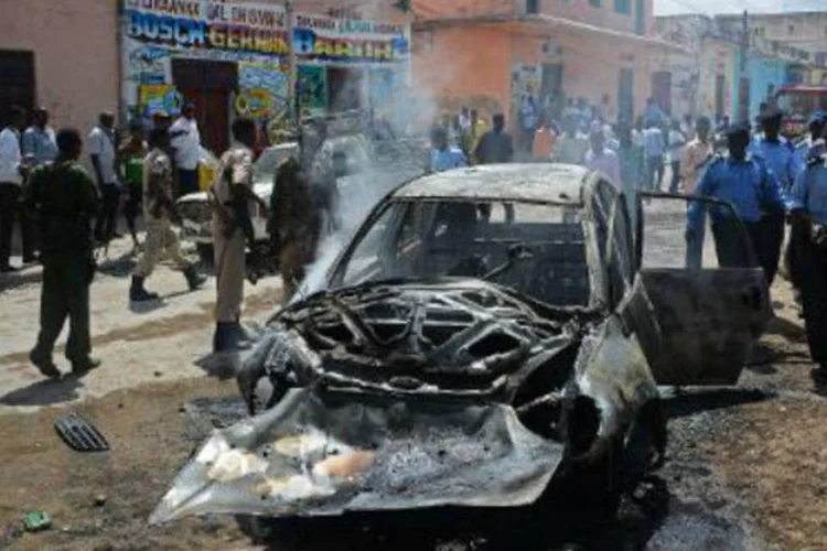 Atentado em Mogadíscio, na Somália: não está claro se havia outras pessoas no carro no momento da explosão (Mohamed Abdiwahab/AFP)