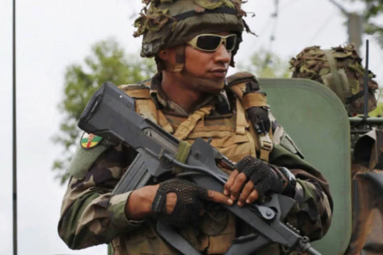 
	Soldado franc&ecirc;s de miss&atilde;o que ir&aacute; para a Rep&uacute;blica Centro-Africana:&nbsp;ve&iacute;culo contra o qual militares atiraram disparava contra civis e contra os militares franceses
 (Emmanuel Braun/Reuters)