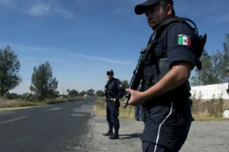 Policial vigia sede do Instituto Nacional de Investigação Nuclear no México: material radioativo estava a mais de 500 metros do caminhão que o transportava (Yuri Cortez/AFP)