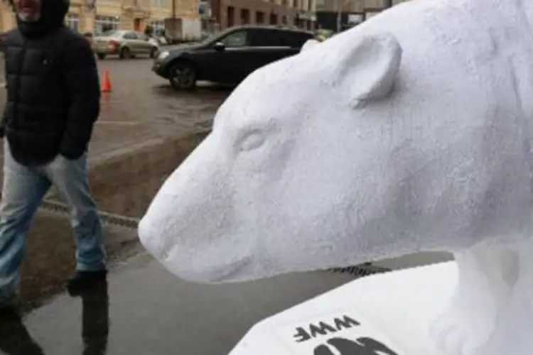 Estátua de urso polar: crescente atividade econômica no Ártico e as emissões de gases de efeito estufa estão acelerando o degelo (Alexander Nemenov/AFP)