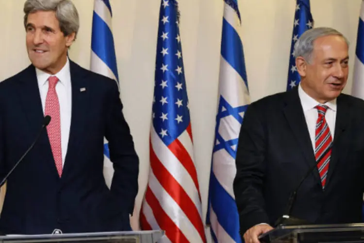 
	Primeiro-ministro israelense, Benjamin Netanyahu (d), e o secret&aacute;rio de Estado norte-americano, John Kerry: encontro visa debater o processo de paz
 (Gali Tibbon/Pool/Reuters)
