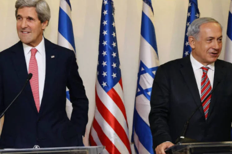 
	Primeiro-ministro israelense, Benjamin Netanyahu (d), e o secret&aacute;rio de Estado norte-americano, John Kerry: encontro visa debater o processo de paz
 (Gali Tibbon/Pool/Reuters)