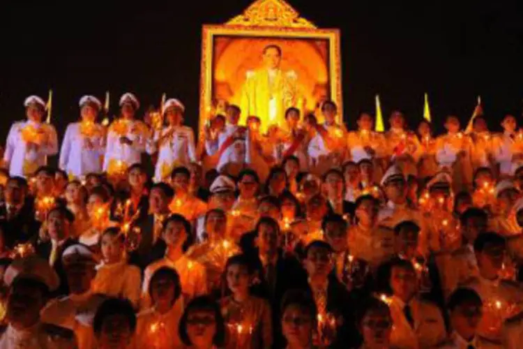 Comemoração do aniversário do rei da Tailândia: rei Bhumibol, que reina há mais de 60 anos, é considerado uma referência moral no país (Indranil Mukherjee/AFP)
