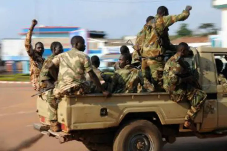 Soldados patrulham uma rua de Bangui, na República Centro-Africana: o presidente Michel Djotodia decretou um toque de recolher das 18h00 às 06h00 (Sia Kambou/AFP)