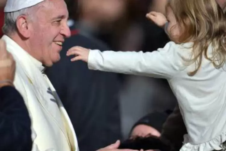 Papa Francisco ganha um abraço: comissão foi criada pelo conselho dos oito cardeais que assessoram o Papa (Filippo Monteforte/AFP)