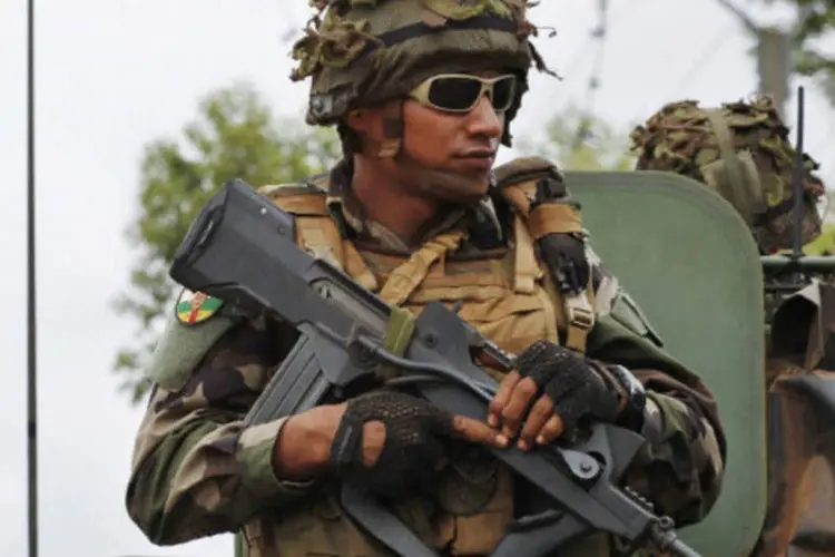 Soldado francês de missão que irá para a República Centro-Africana: "militares estão à espera de instruções e de ordens das autoridades políticas", disse capitão (Emmanuel Braun/Reuters)