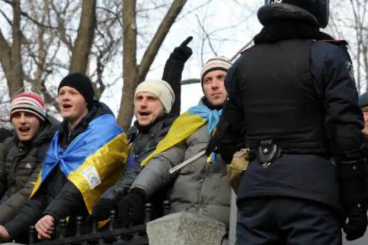 Manifestantes protestam em Kiev, na Ucrânia: "estamos com o povo ucraniano", afirmou a subsecretária de Estado de Assuntos Europeus americana (Viktor Drachev/AFP)