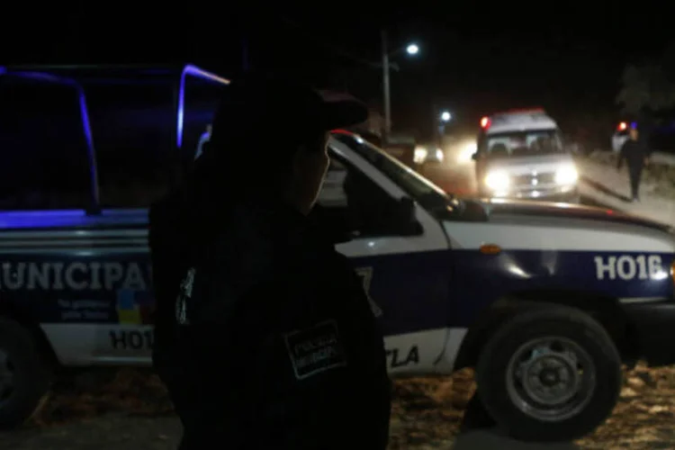 Policiais guardam perímetro de segurança ao redor de carga radioativa, no México: perímetro serve para proteger à população local (Henry Romero/Reuters)