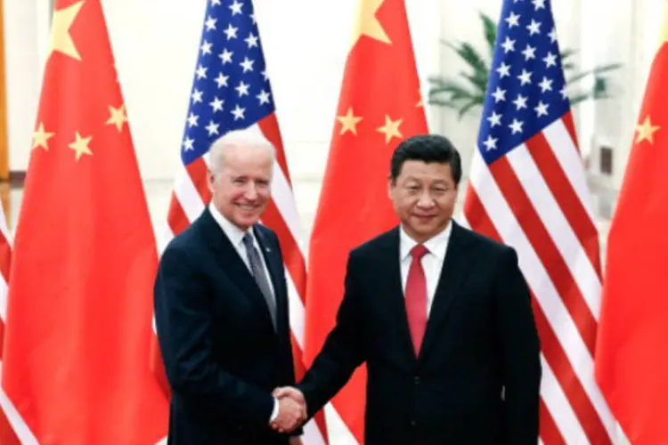 Presidente da China, Xi Jinping (d), com vice-presidente dos EUA, Joe Biden (Lintao Zhang/Getty Images)