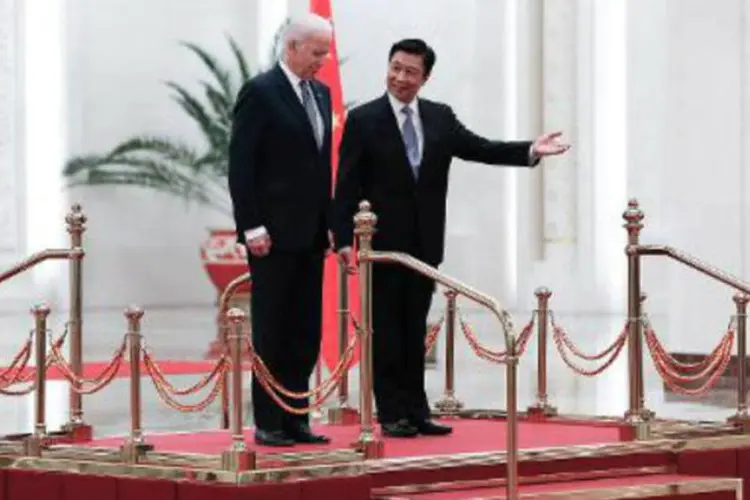 Vice-presidente chinês, Li Yuanchao (d), com seu colega dos EUA, Joe Biden: Pequim recebeu americano em meio a relativa desconfiança (Lintao Zhang/AFP)