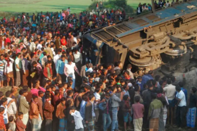 Trem que descarrilou em Bangladesh: fontes argumentaram que o trem descarrilou porque vândalos removeram trechos dos trilhos (Getty Images)