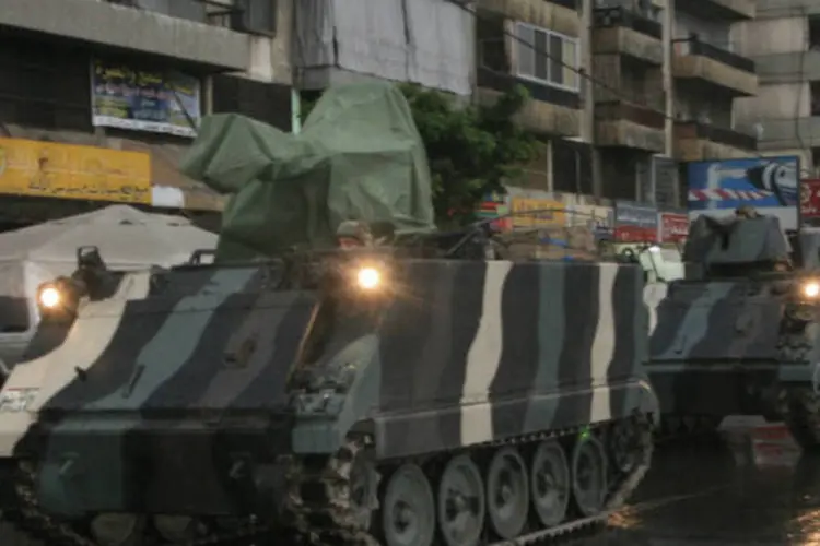 Tanques do exército libanês: militares patrulham as principais ruas, bairros e cruzamentos (Stringer/Reuters)
