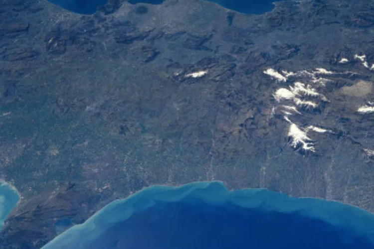 Montes Apeninos, na Itália, em imagem da NASA: segundo a WWF, na Itália 31% dos vertebrados correm risco de extinção (Wikimedia Commons)