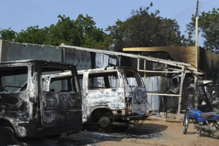 Carros incendiados após ataque do Boko Haram, na Nigéria: a Nigéria sofre múltiplas tensões por suas profundas diferenças políticas (Stringer/Reuters)