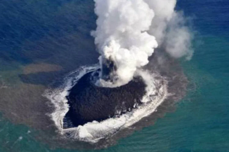 
	A nova ilha surgida no Jap&atilde;o:&nbsp;nova ilha mede agora 250 metros de largura e 200 de comprimento&nbsp;
 (Japan Coast Guard/AFP)