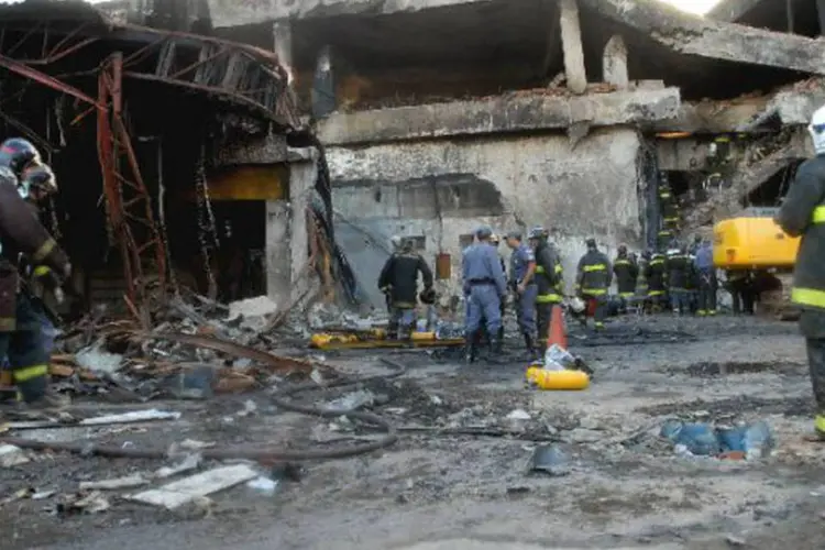 Bombeiros trabalham em prédio atingido por avião da TAM, em São Paulo: no acidente, 199 pessoas morreram (Valter Campanato/ABr)
