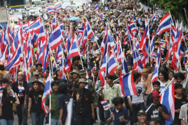 
	Pessoas protestam na Tail&acirc;ndia: em 2010, quase 100.000 &quot;camisas vermelhas&quot; ocuparam o centro de Bangcoc para exigir a queda do governo da &eacute;poca
 (Kerek Wongsa/Reuters)
