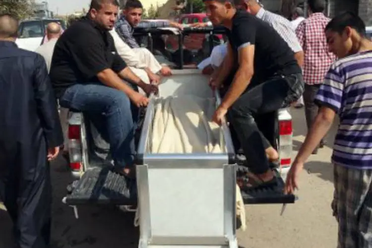 Iraquianos em preparação de funeral após morte de sunitas em ataque: ataque matou 12 pessoas e deixou 26 feridos, alguns deles em estado crítico (Marwan Ibrahim/AFP)