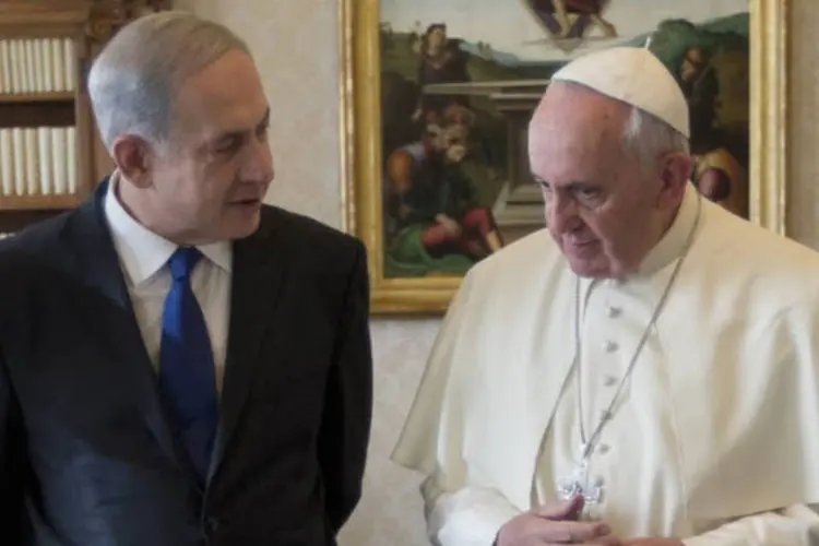 O papa Francisco (d), com o primeiro-ministro israelense, Benjamin Netanyahu: os dois falaram sobre a negociações entre israelenses e palestinos, diz comunicado (Alessandra Tarantino/Pool/Reuters)