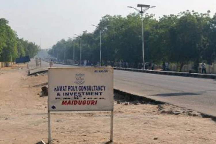 Estrada no centro de Maiduguri, na Nigéria: toque de recolher inclui proibição de qualquer conexão aérea com o estado de Borno, cuja capital é Maiduguri (AFP)
