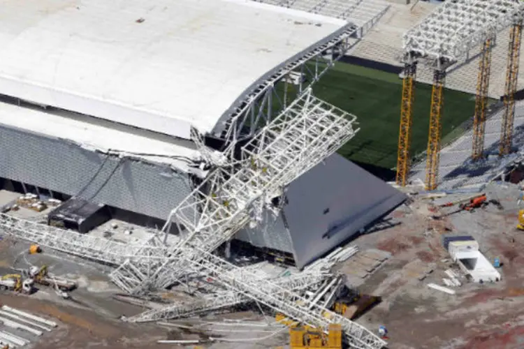 Vista aérea da Arena Corinthians, onde um guindaste desabou e matou dois operários: após três dias de luto decretados pela construtora, 1.350 operários voltaram ao trabalho (Paulo Whitaker/Reuters)