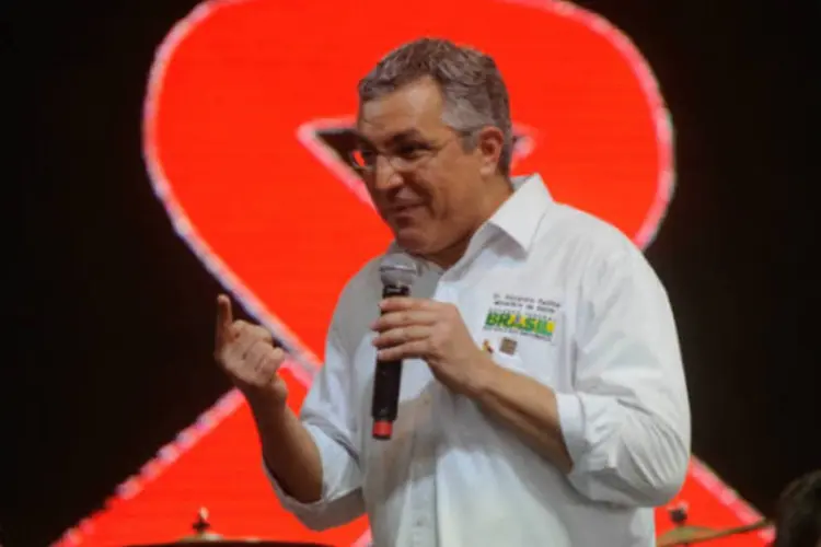 Ministro da Saúde, Alexandre Padilha, anuncia ações de combate ao HIV: governo espera que medida contribua para reduzir possibilidades de transmissão do vírus (Tânia Rêgo/ABr)