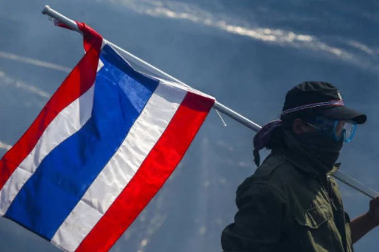 
	Manifestante na Tail&acirc;ndia: a pol&iacute;cia, pelo segundo dia, voltou a jogar g&aacute;s lacrimog&ecirc;neo e disparar balas de borracha contra manifestantes
 (Athit Perawongmetha/Reuters)
