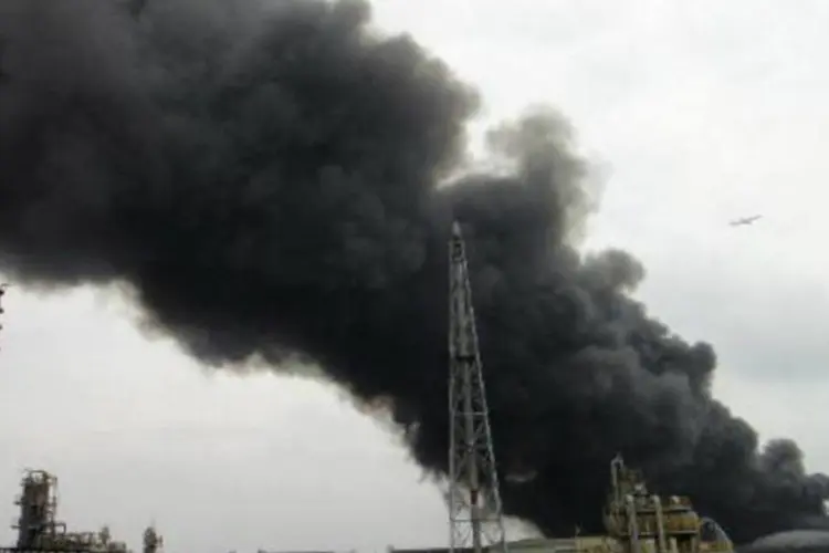 Fumaça densa é vista após um incêndio na maior refinaria chinesa de petróleo: grupo ecologista pede indenização de 9,8 milhões de dólares (AFP)