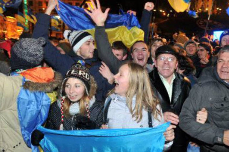 
	Ucranianos participam de um protesto pela ades&atilde;o do pa&iacute;s &agrave; Uni&atilde;o Europeia:&nbsp;acordo deveria ter sido assinado nesta semana
 (Genya Savilov/AFP)