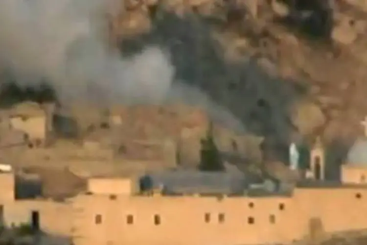 Fumaça causada por um bombardeio realizado pelas forças de segurança sírias: tropas do regime tentam asfixiar os rebeldes (AFP)