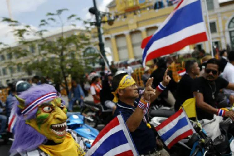 
	Protesto contra o governo na Tail&acirc;ndia:&nbsp;milhares de manifestantes gritaram palavras de ordem contra a primeira-ministra, Yingluck Shinawatra
 (Damir Sagolj/Reuters)