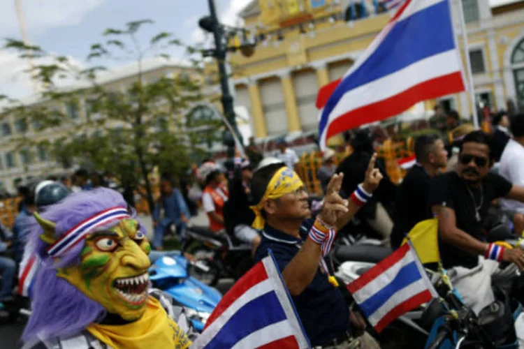 
	Protesto contra o governo na Tail&acirc;ndia:&nbsp;milhares de manifestantes gritaram palavras de ordem contra a primeira-ministra, Yingluck Shinawatra
 (Damir Sagolj/Reuters)