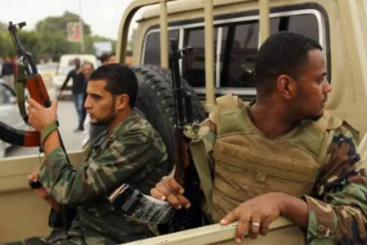 Soldados líbios na traseira de uma pick-up: confrontos começaram quando um grupo armado tentou entrar em cidade (Abdullah Doma/AFP)