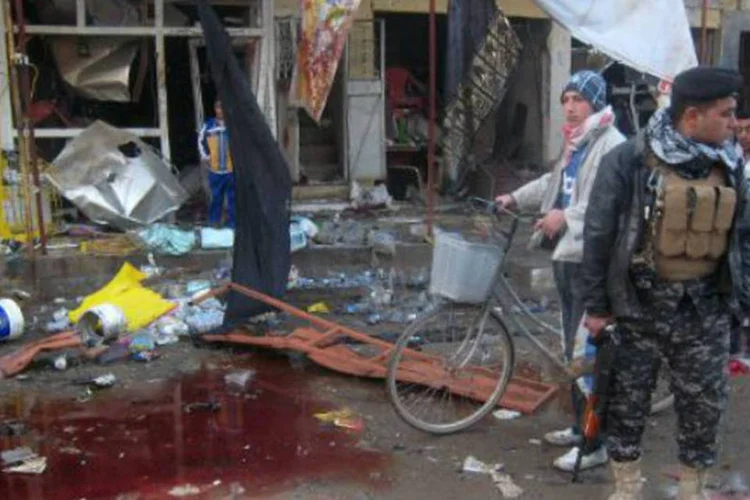Soldado iraquiano próximo ao local de um ataque terrorista: mais de 6.000 pessoas morreram em atos de violência em 2013 (Marwan Ibrahim/AFP)