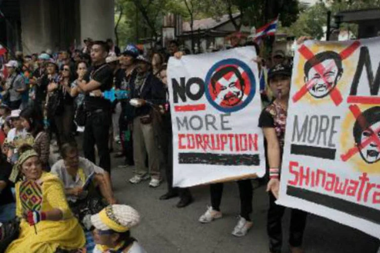Manifestantes contrários ao governo tailandês: "manifestantes cortaram a energia elétrica no quartel. Estamos usando um gerador", disse policial (Nicolas Asfouri/AFP)