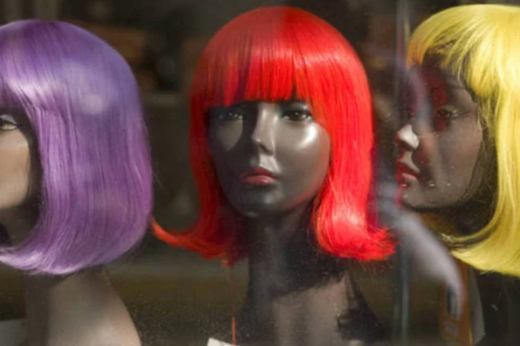 
	Perucas: SmartWig&quot; ser&aacute; um dispositivo de computa&ccedil;&atilde;o port&aacute;til com sensores de entrada de dados, unidade de processamento e uma interface para se comunicar
 (Wikimedia Commons)