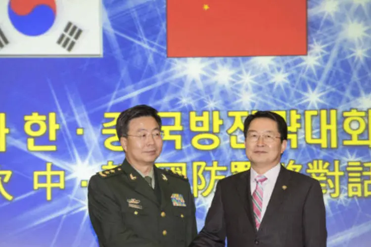 Vice-ministro da Defesa sul-coreano, Baek Seung Joo (d), e subchefe do Estado-Maior do Exército da China, Wang Guanzhong: Baek exigiu que China modifique zona de defesa (Han Sang-kyun/Yonhap/Reuters)