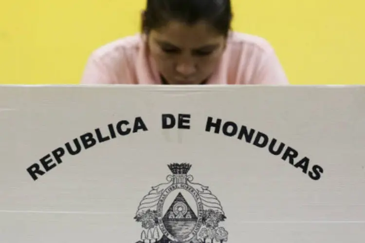 
	Mulher vota em Honduras: nas elei&ccedil;&otilde;es do domingo em Honduras, onde n&atilde;o h&aacute; segundo turno, pela primeira vez participaram nove partidos pol&iacute;ticos
 (Jorge Cabrera/Reuters)
