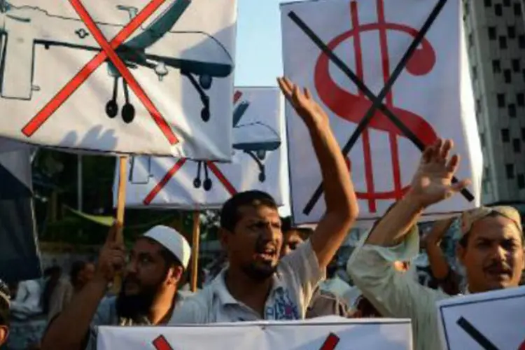 
	Manifestantes paquistaneses protestam contra o uso de drones: tens&atilde;o entre Paquist&atilde;o e EUA pelo uso de&nbsp;&quot;drones&quot;&nbsp;aumentou por causa da morte do l&iacute;der talib&atilde; Hakimullah Mehsud
 (Asif Hassan/AFP)
