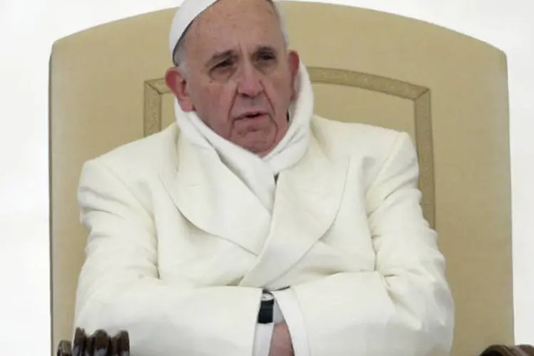 
	Papa Francisco, no Vaticano: Pra&ccedil;a de S&atilde;o Pedro, mesmo com rigoroso frio, se mostrava abarrotada por dezenas de milhares de pessoas
 (Max Rossi/Reuters)