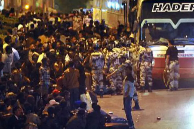 Imigrantes ilegais aguardam transferência em um ônibus na Arábia Saudita: autoridades etíopes anunciaram repatriações após morte de três etíopes (Fayez Nureldine/AFP)