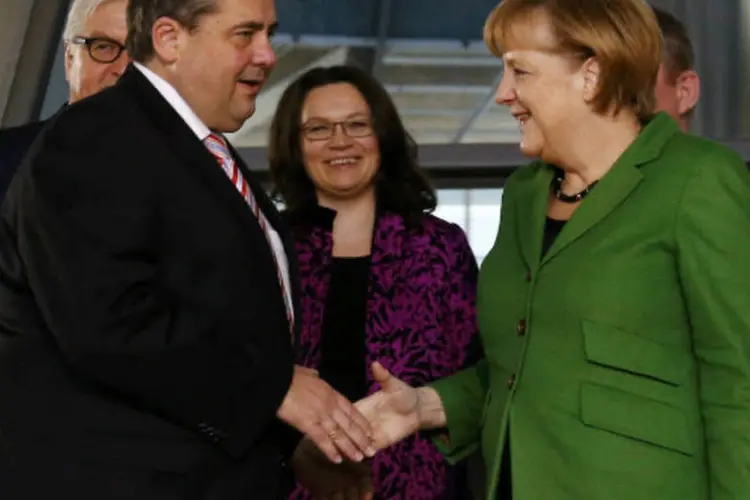 Angela Merkel (d), da União Democrata Cristã, e Sigmar Gabriel, do Partido Social Democrata: acordo foi alcançado por 75 negociadores dos dois grupos (Tobias Schwarz/Reuters)
