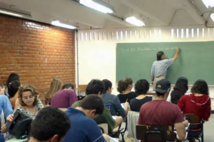 
	Alunos se preparam para o Enem: no ranking das p&uacute;blicas estaduais, com 889 institui&ccedil;&otilde;es, a primeira da rede convencional est&aacute; apenas na 113.&ordf; coloca&ccedil;&atilde;o
 (Wikimedia Commons)