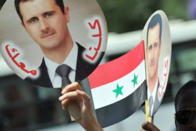 Apoiador do presidente sírio Bashar al-Assad: ministério sírio reiterou a vontade do regime de estar presente na reunião de paz (Getty Images)