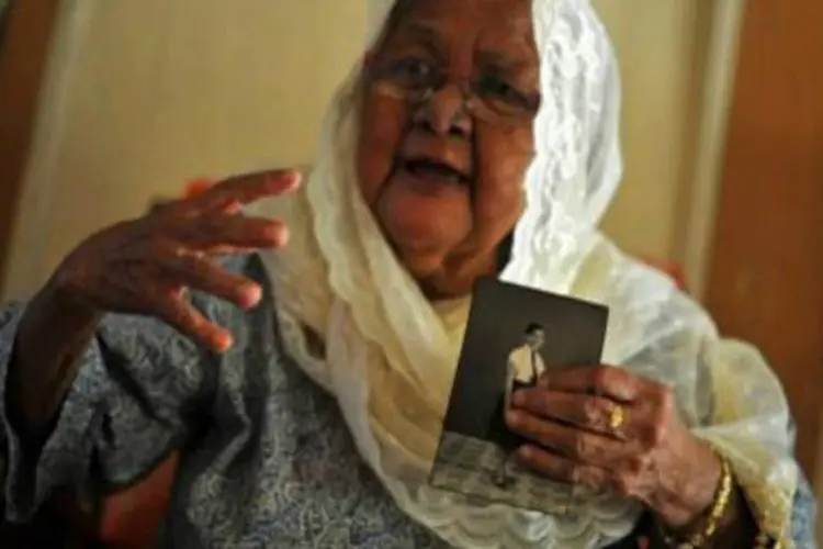 Abdul Wahab Hasnah com um retrato antigo de sua irmã mais nova: Siti Aishah Abdul Wahab, 69 anos, viajou para a Grã-Bretanha em 1968 (AFP)