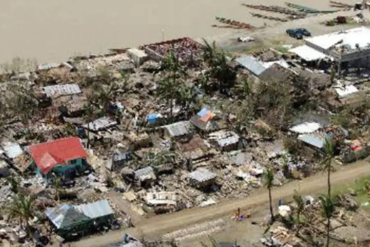 
	Casas destru&iacute;das na regi&atilde;o central das Filipinas: tuf&atilde;o, que atingiu o centro das Filipinas no &uacute;ltimo dia 8, causou 5.240 mortos e deixou milh&otilde;es deslocados
 (Tara Yap/AFP)