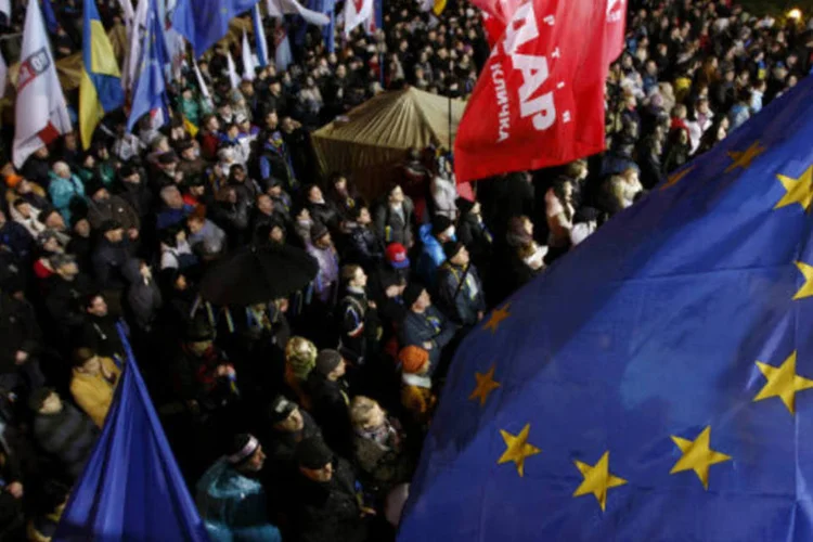 
	Protesto na Ucr&acirc;nia por causa de acordo com a Uni&atilde;o Europeia:&nbsp;UE acusa Moscou de ter pressionado Kiev para impedir o acordo
 (Vasily Fedosenko/Reuters)