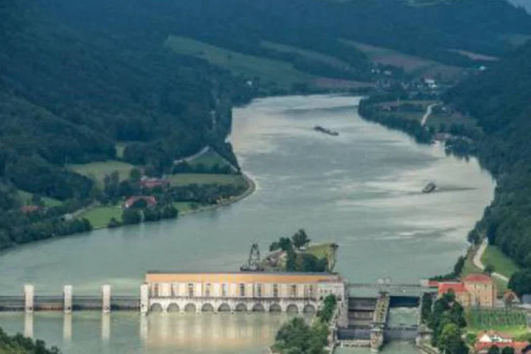 Usina hidrelétrica é vista no rio Danúbio, na Alemanha: conta deverá ser mais alta na Alemanha, que começou a abandonar a energia nuclear (Armin Weigel/AFP)