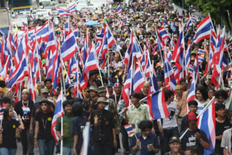 Pessoas protestam na Tailândia: ontem, manifestantes haviam ocupado o Ministério das Finanças e das Relações Exteriores (Kerek Wongsa/Reuters)