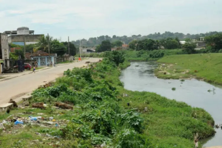 Rio de Belford Roxo, na Baixada Fluminense: estágio de alerta é o segundo mais preocupante de uma escala de quatro níveis do Instituto Estadual do Ambiente (Tânia Rego/ABr)